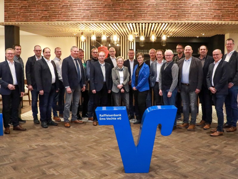 Feierten gemeinsam das Genossenschaftsjubiläum: (v. l.) Josef Mescher, Gerold Langius, Markus Schuckenbrock, Leo Menger, Stephan Wester, Martin Mers, Doris Schumacher, Martin Johanning, Hermann Holterhaus, Andreas Büter, Gerda Völker, Albert Weersmann, Maria Deters, Gerhard Slaar, Bertwin Hurink, Georg Dopp, Ansgar Heskamp, Rainer Hollen, Heinrich-Clemens Kalmer, Andreas Terfehr, Holger Terhalle. Feierten gemeinsam das Genossenschaftsjubiläum: (v. l.) Josef Mescher, Gerold Langius, Markus Schuckenbrock, Leo Menger, Stephan Wester, Martin Mers, Doris Schumacher, Martin Johanning, Hermann Holterhaus, Andreas Büter, Gerda Völker, Albert Weersmann, Maria Deters, Gerhard Slaar, Bertwin Hurink, Georg Dopp, Ansgar Heskamp, Rainer Hollen, Heinrich-Clemens Kalmer, Andreas Terfehr, Holger Terhalle.